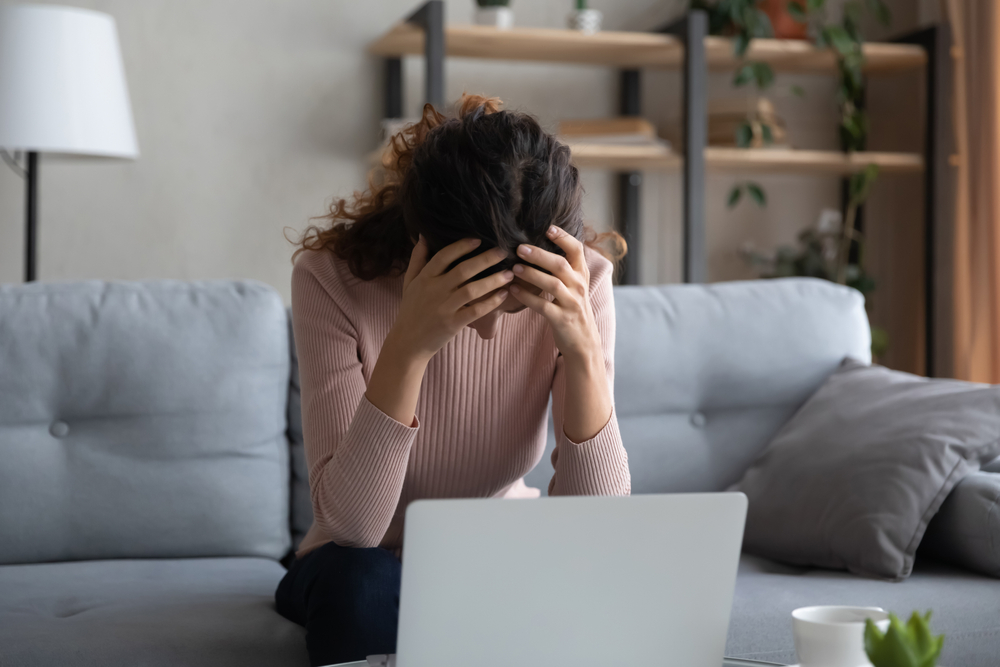 頭を抱える女性
