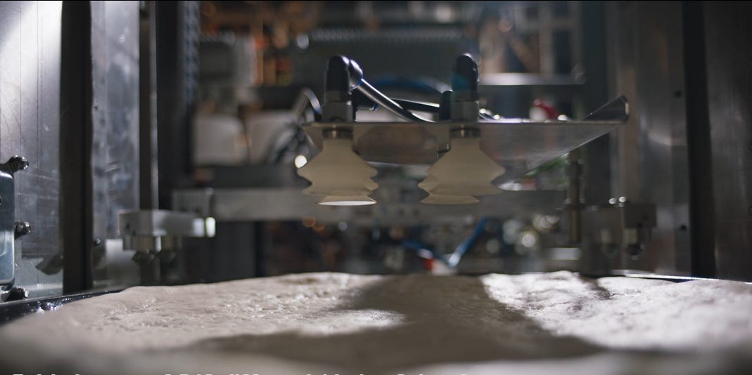 ハイパーロボティクスのキッチンで、ピザが作られている。