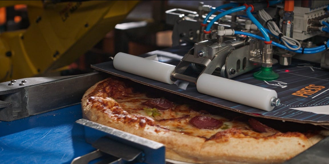 ハイパーロボティクスのキッチンで、箱詰めされるピザ。