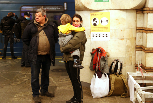 ロシア軍がウクライナ侵攻、地下鉄に避難する人々も 首都や各地の市民はいま...(写真)
