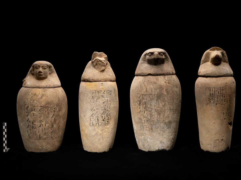 アブシール遺跡の防腐処理作業が行われていた縦穴から発見された壺。