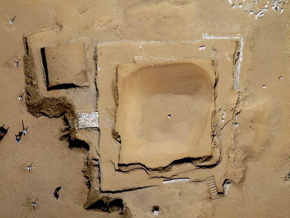 墓地を上空から捉えた写真。左側に防腐処理用縦穴のの入り口があり、その右隣にまだ発掘されていない埋葬室がある。