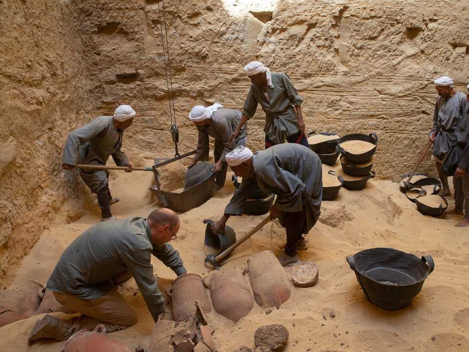 アブシールの防腐処理用縦穴での発掘作業の様子。