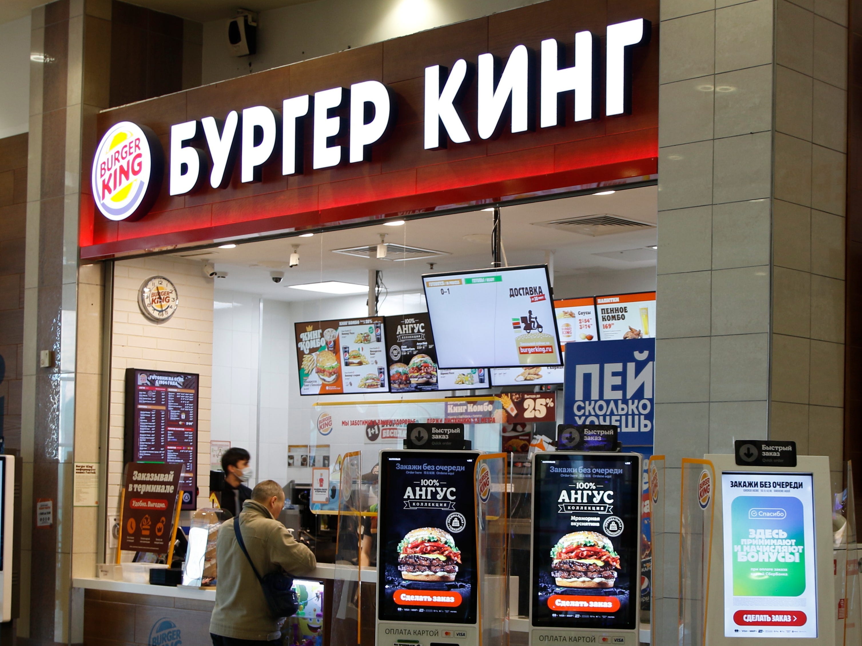 バーガーキングがロシアにある800店を閉鎖したいのにできない事情 | Business Insider Japan