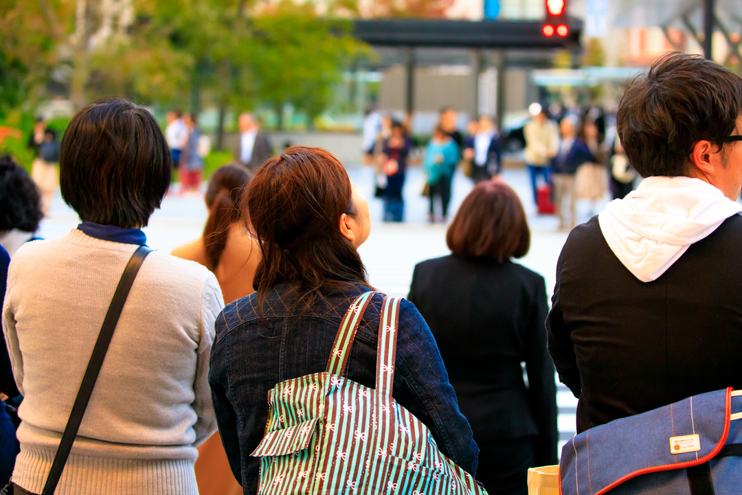 上を見上げる女性