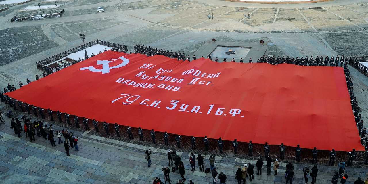 大祖国戦争(第二次世界大戦)におけるソ連軍の勝利旗のレプリカ。2016年、モスクワの大祖国戦争中央博物館前で。