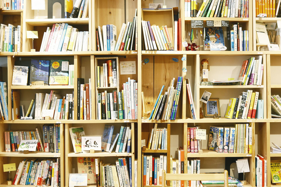 みんなの図書館さんかく 本棚