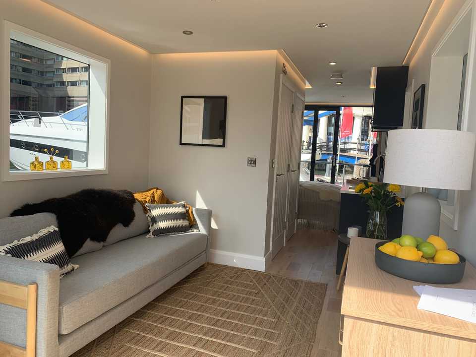 ハウスボート｢M250｣の内部。