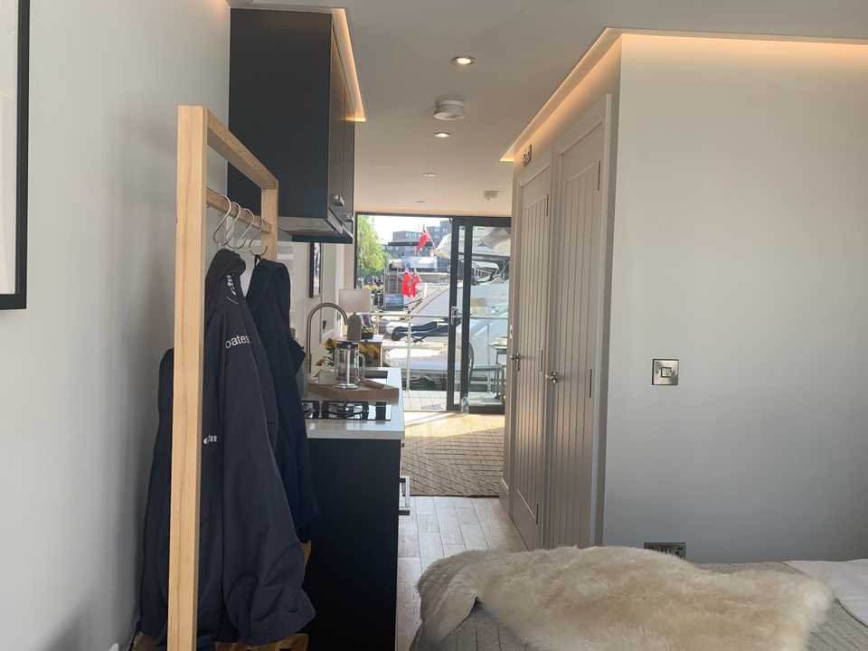 ハウスボート｢M250｣の内部。