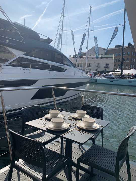 ハウスボートにも小さなアウトドアスペースがある。