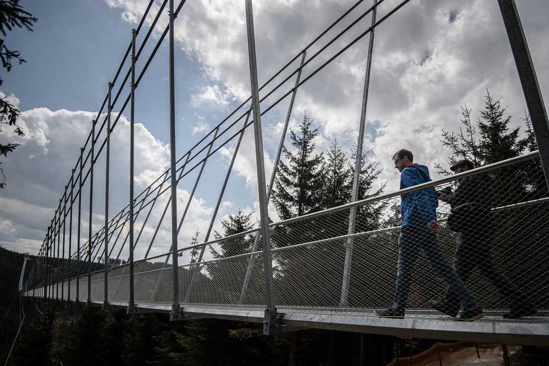 吊り橋を渡る人。