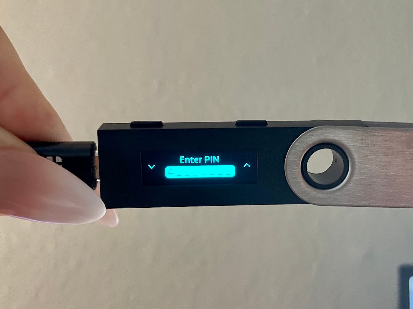 仮想通貨を安全に保管できるというハードウェアウォレットを使ってみた | Business Insider Japan