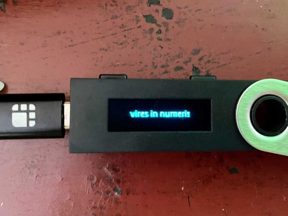 ナノSがアイドル状態のとき、そのディスプレイには｢vires in numeris｣と表示される。これは｢数の上での優位｣という意味のラテン語で、ビットコインのモットーでもある。