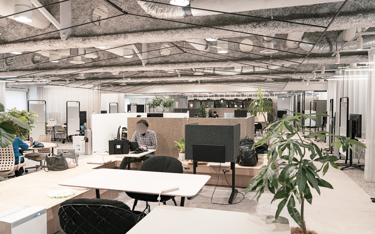 ディスカッションやコミュニケーションに特化したTHE CAMPUSの｢集う｣フロア。（※一部モザイク処理をしています）