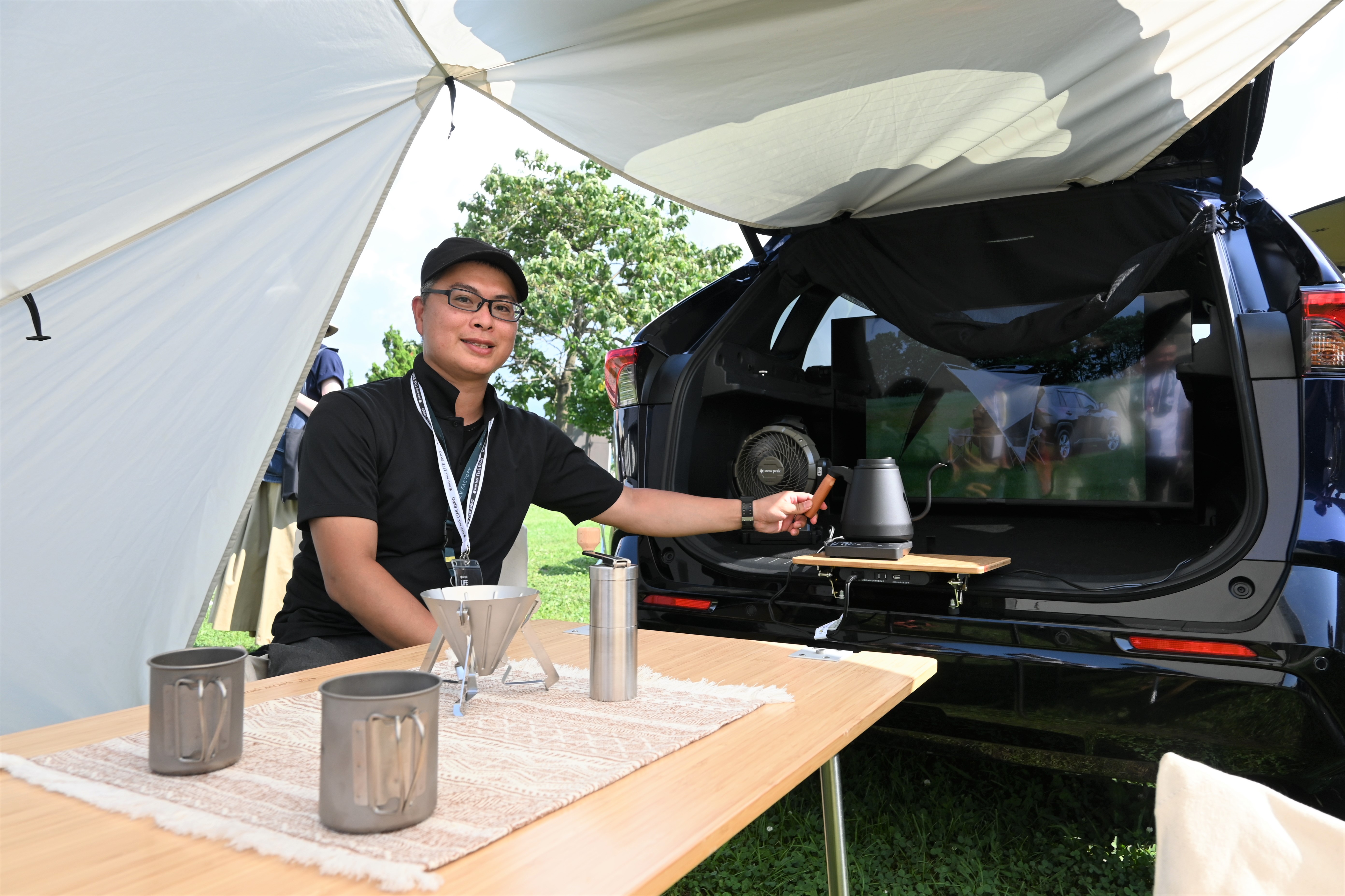 トヨタ、スノーピークとコラボ「タープ付きSUV」試作車を初公開
