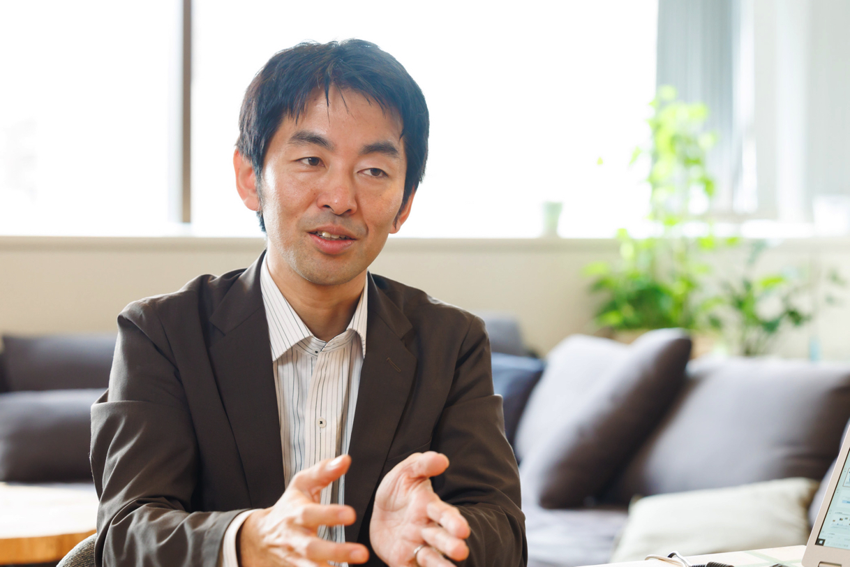 インタビューに応じる中山さん。