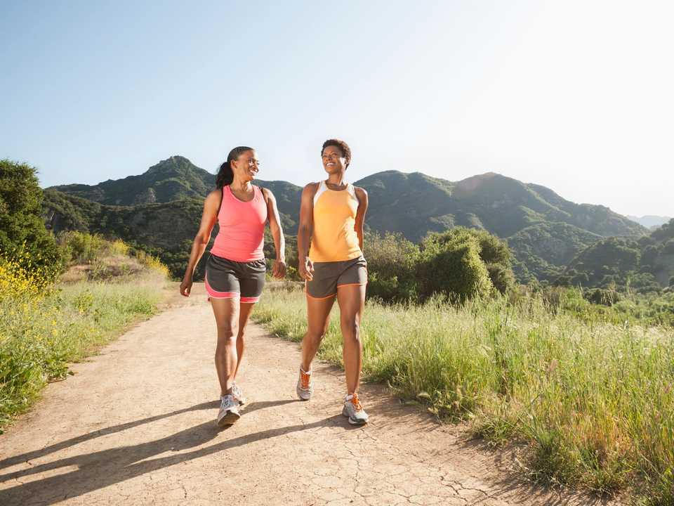 新たな研究によると、ウォーキングなど中程度の運動を増やすと、寿命が延びる可能性があるという。