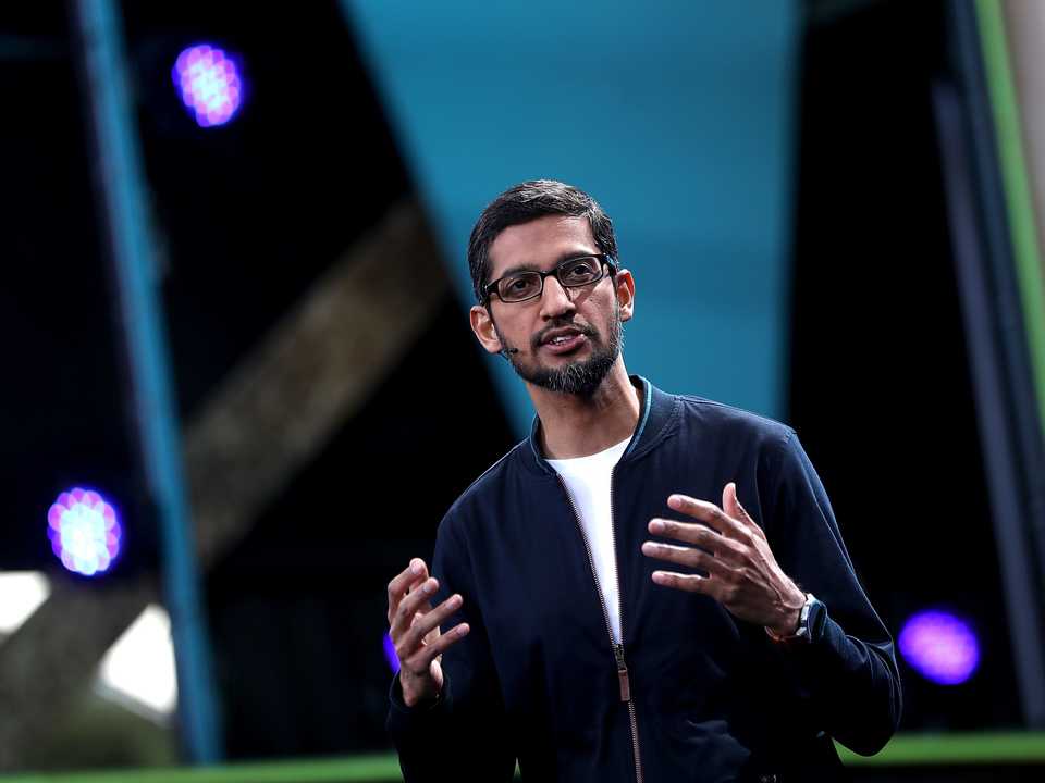 2016年にカリフォルニアで開催されたグーグルのイベントで講演するサンダー・ピチャイCEO。