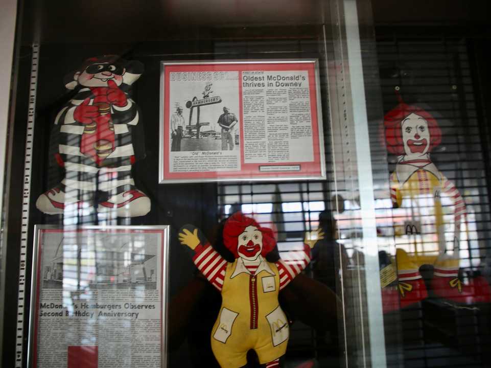 キャラクターやアイコンとしてのロナルド・マクドナルドの変遷や、ハンバーグラーなど他のキャラクターを紹介する写真や新聞の切り抜きも展示されていた
