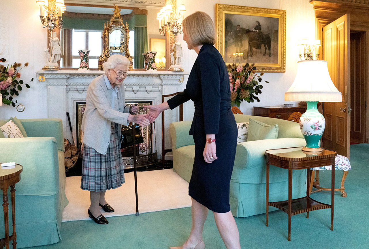 エリザベス女王の健康状態に懸念」英バッキンガム宮殿が発表