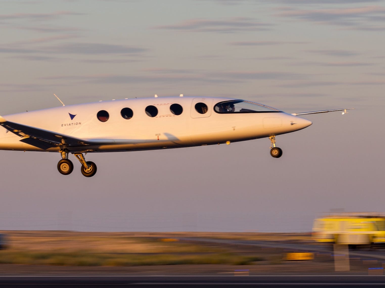 排出ガスゼロ、低騒音の電動飛行機がテスト飛行に成功…通勤