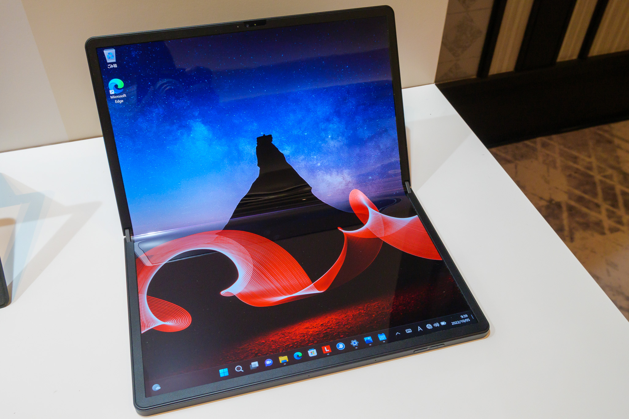 レノボの第2世代“折りたたみ”ノートPC「ThinkPad X1 Fold」の