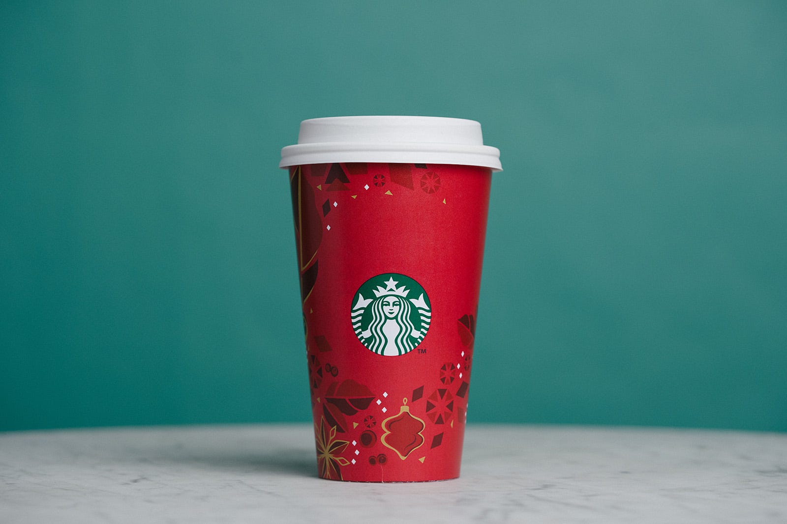 気分はクリスマス？ スターバックス、25年間の「ホリデーカップ