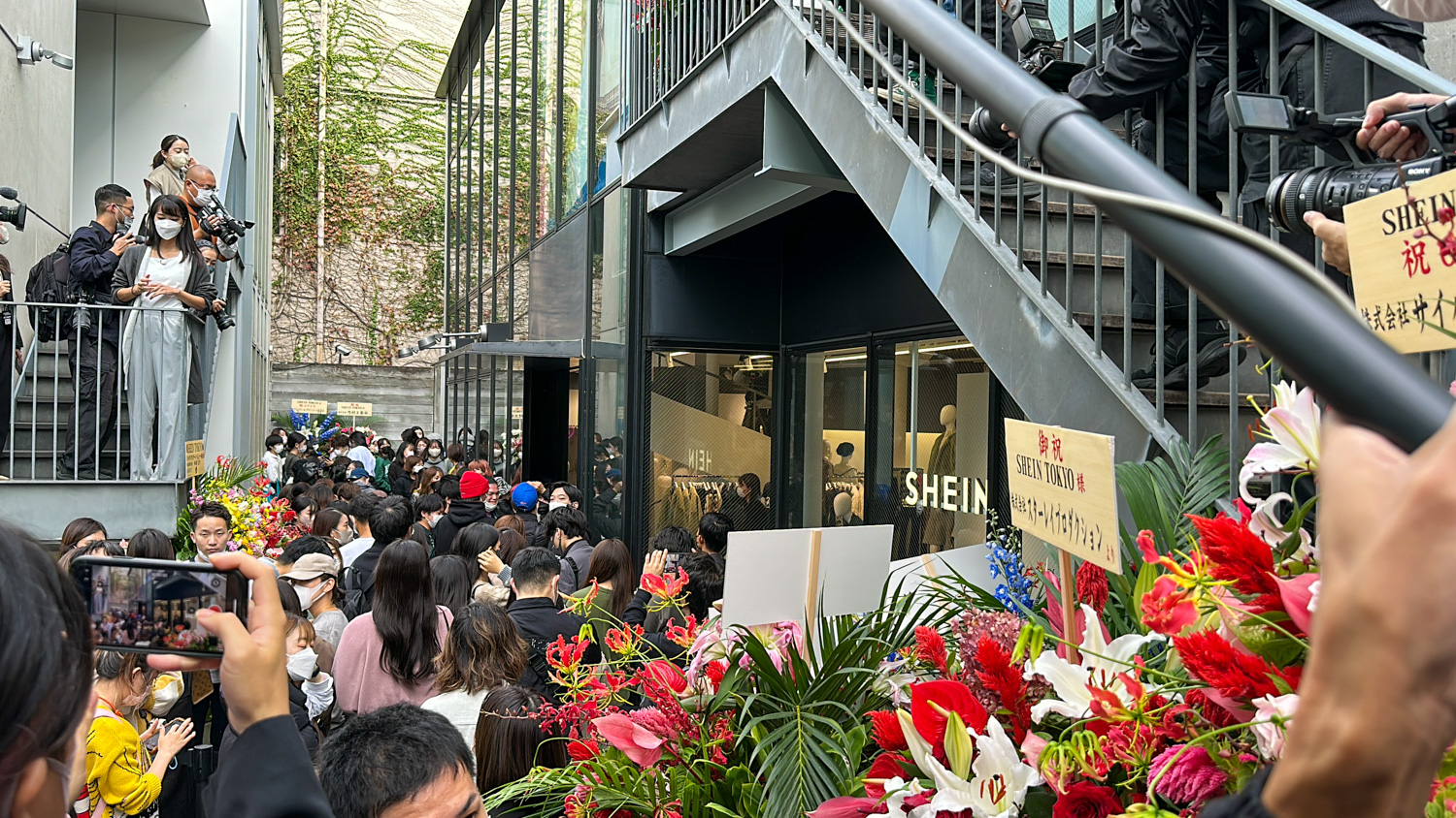 初のリアル店舗「SHEIN TOKYO」が原宿にオープン。開店行列100人あまり