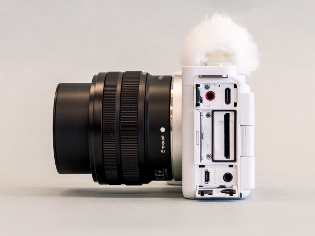 ソニー初のフルサイズ「VLOGCAM ZV-E1」発表、本体33万円の中級者向け