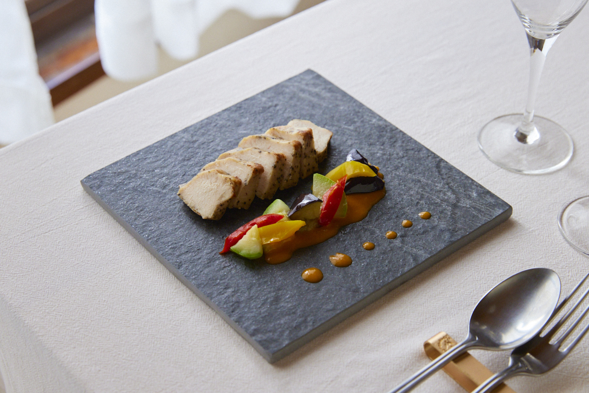 なにかがついたお皿 なにかがついたお皿 欠陥のある[壊れた陶器]皿 – Chongchong