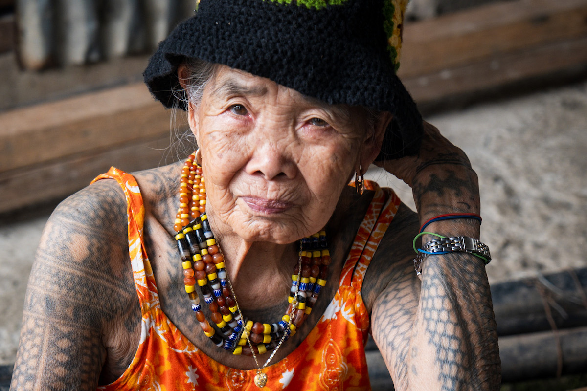 107歳の「タトゥー彫り師おばあちゃん」に会いにフィリピンの山奥に