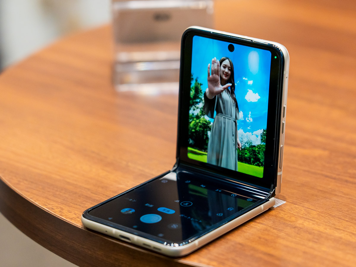 モトローラの新型折りたたみスマホ「razr 40/40s」の本気度。10