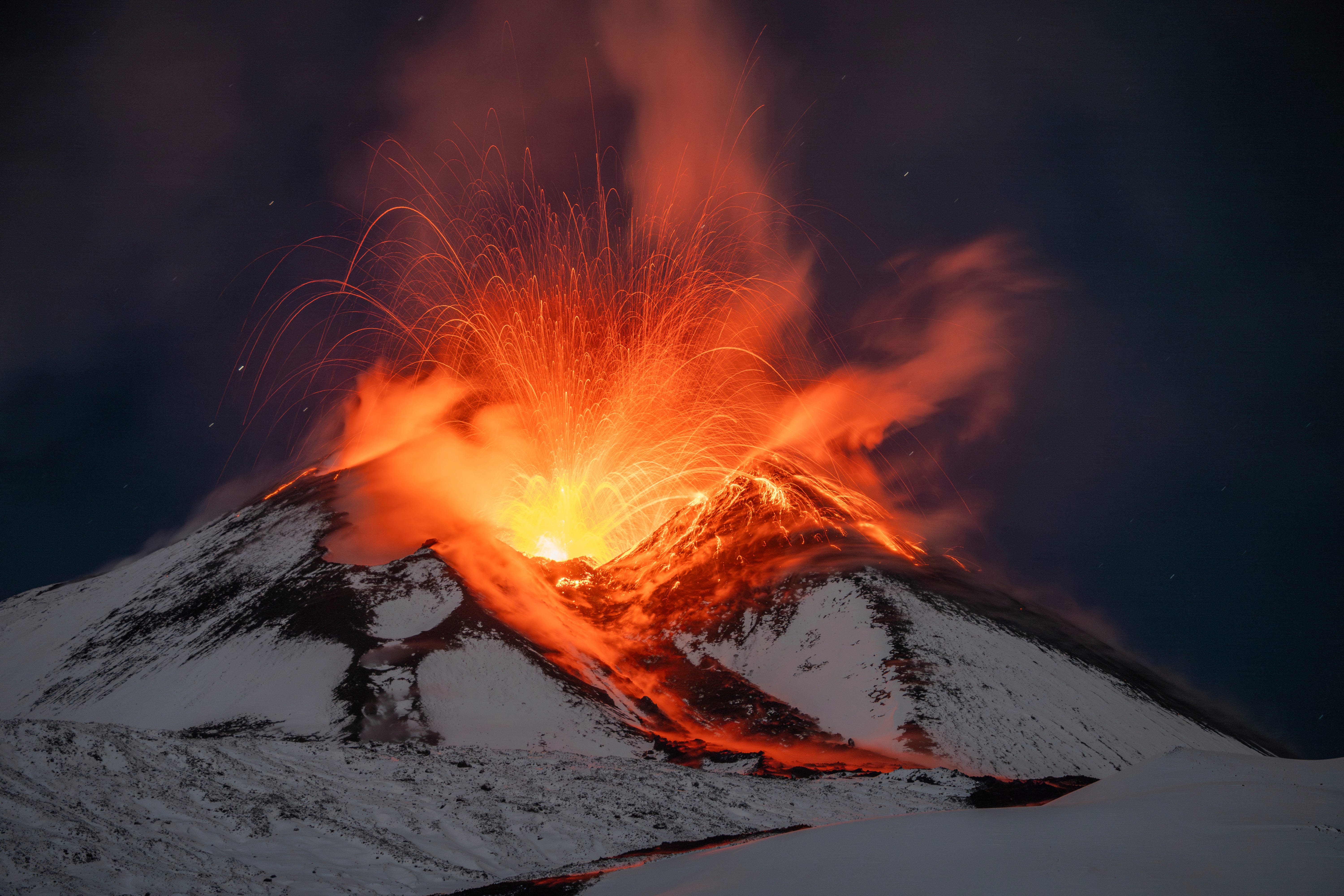 ヨーロッパで最も活発な火山、イタリアのエトナ山が噴火 | Business