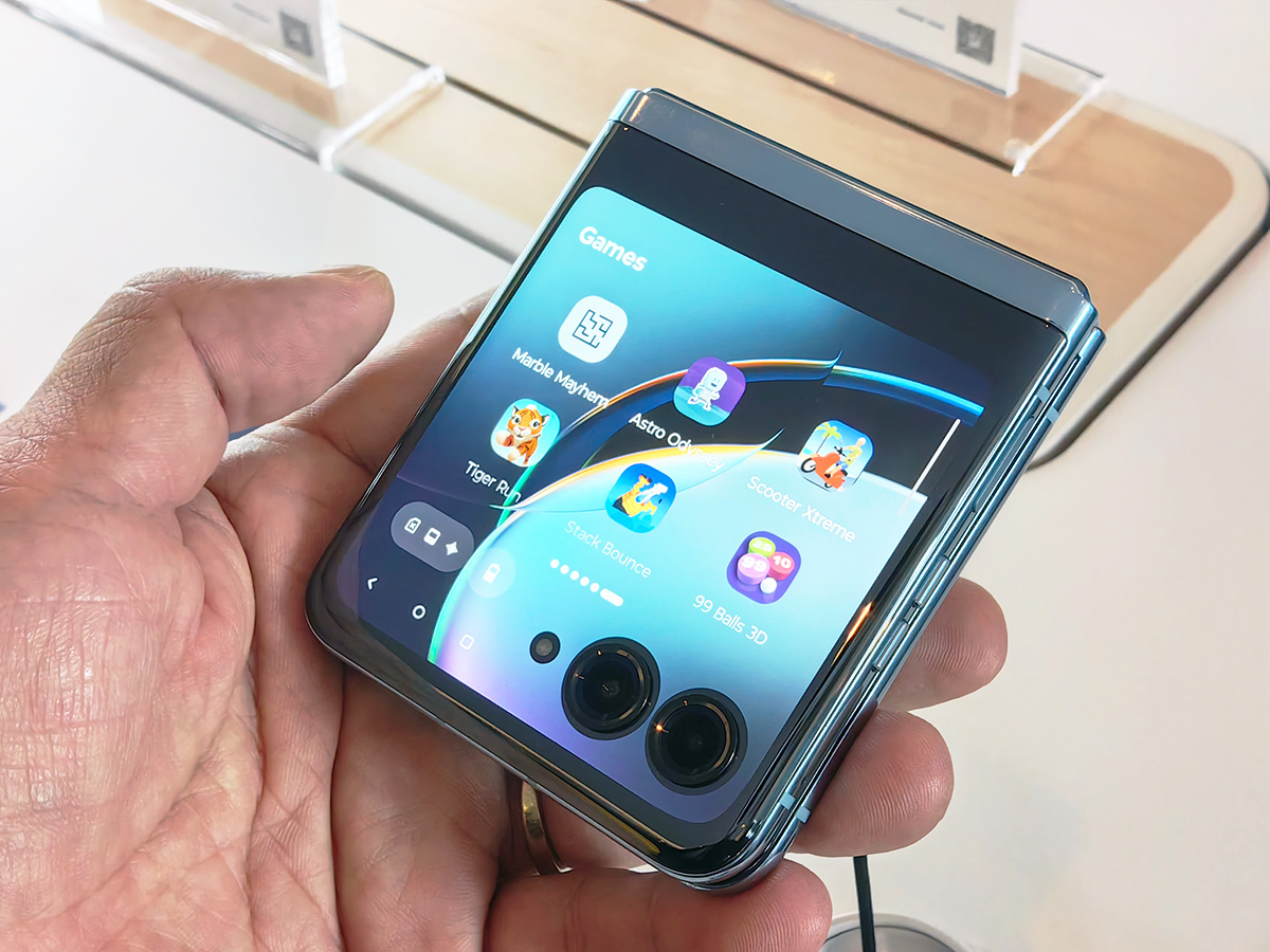 折りたたみ式スマートフォンと携帯電話セット 2024年は「折りたたみスマホ」が倍増か。グーグル、サムスンなどが注力