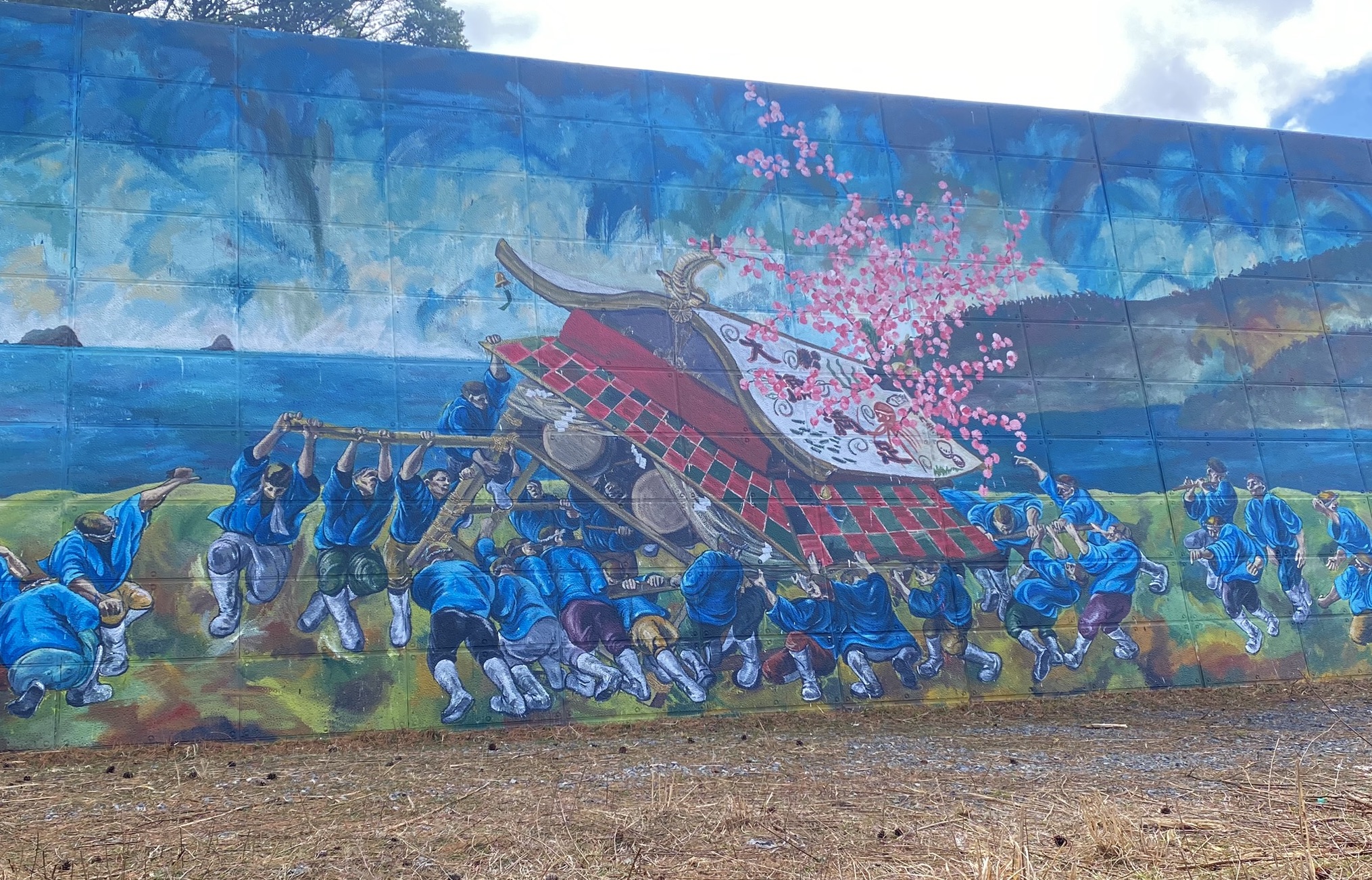 負の遺産」に描かれた巨大壁画。地元の複雑な思いと“希望”のアート