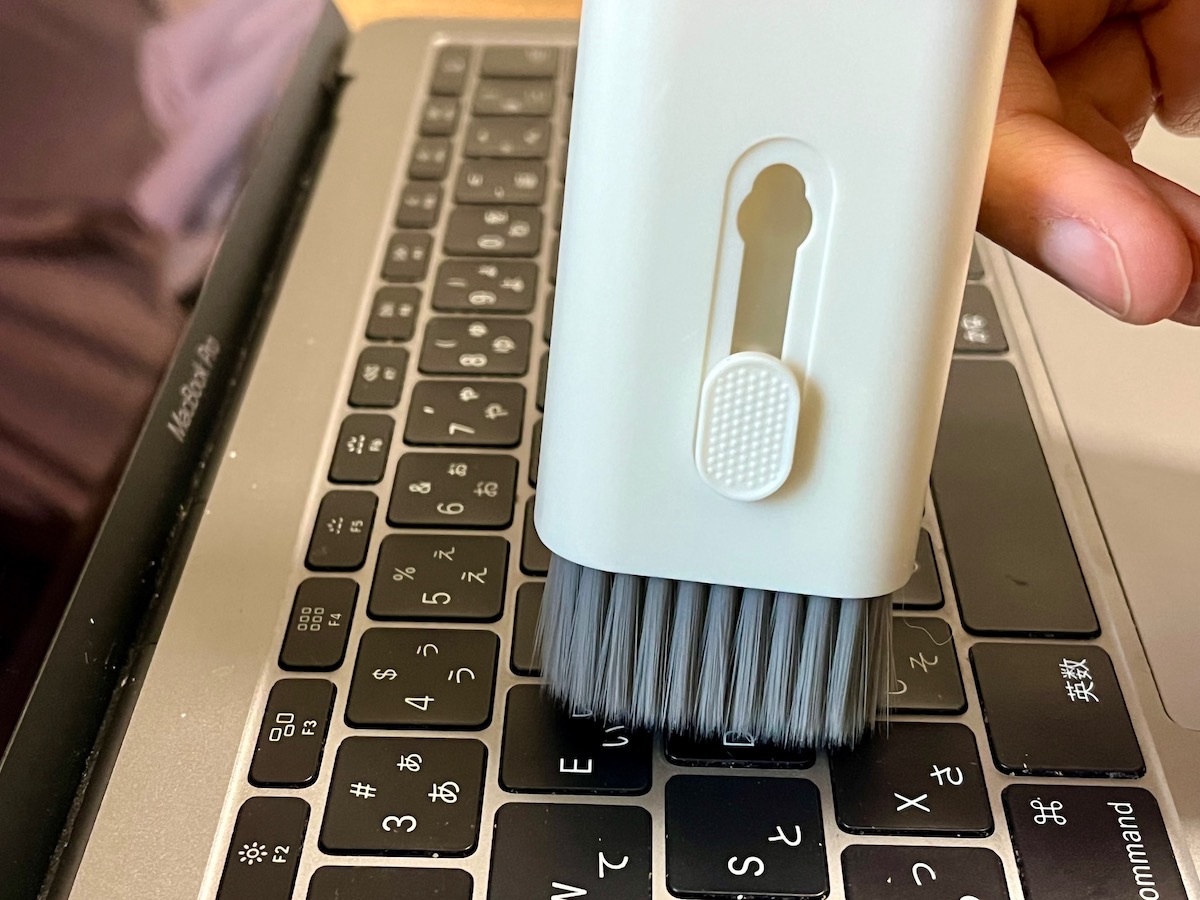 ノートパソコンにたまるゴミ問題、綿棒よりも正解だったのは500円の
