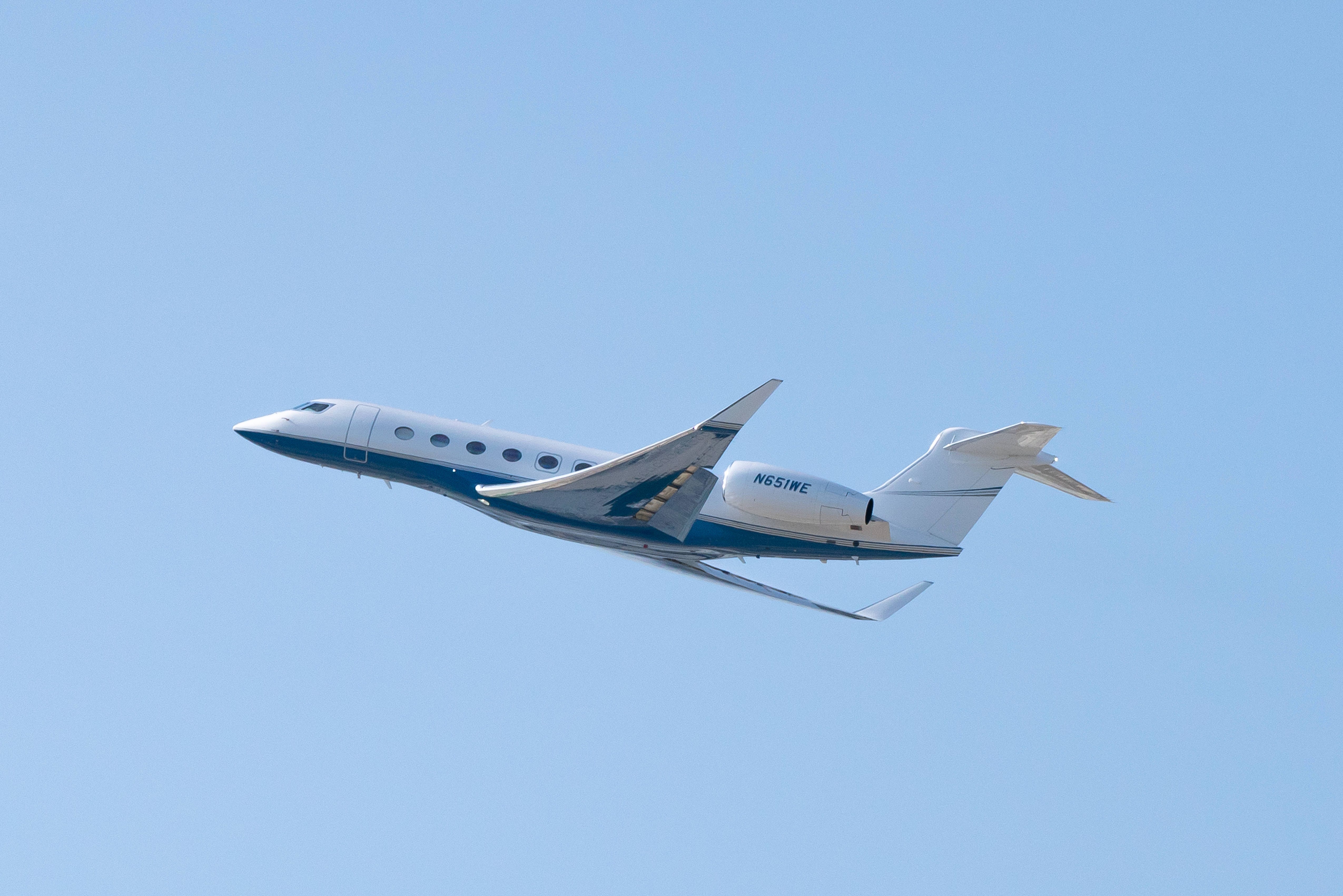 Elvis' Private Jet Sold At Auction For $430,000 - YouTube