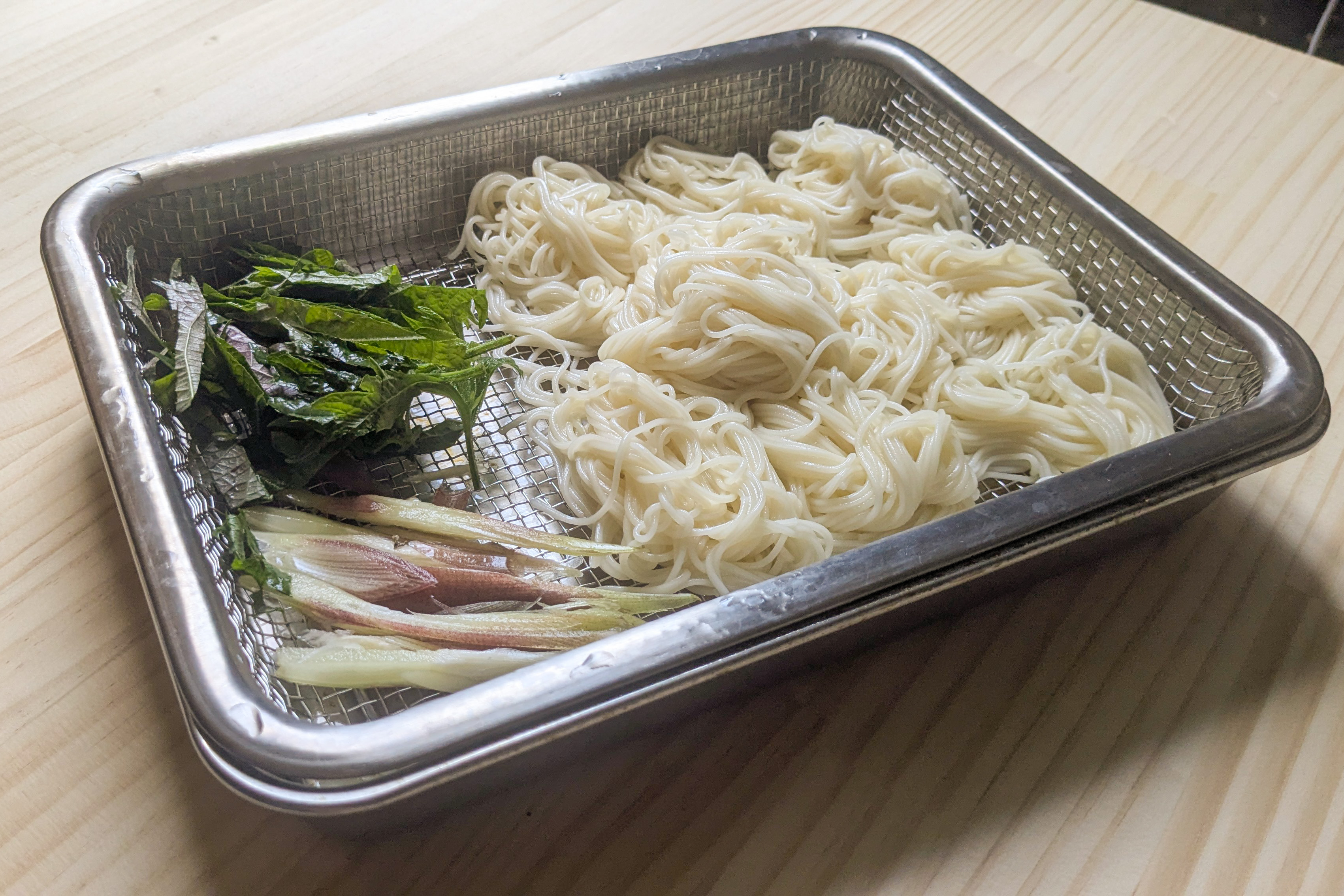 ザルの正解は「無印良品の四角形のコレ」だった。キッチン周りの収納を