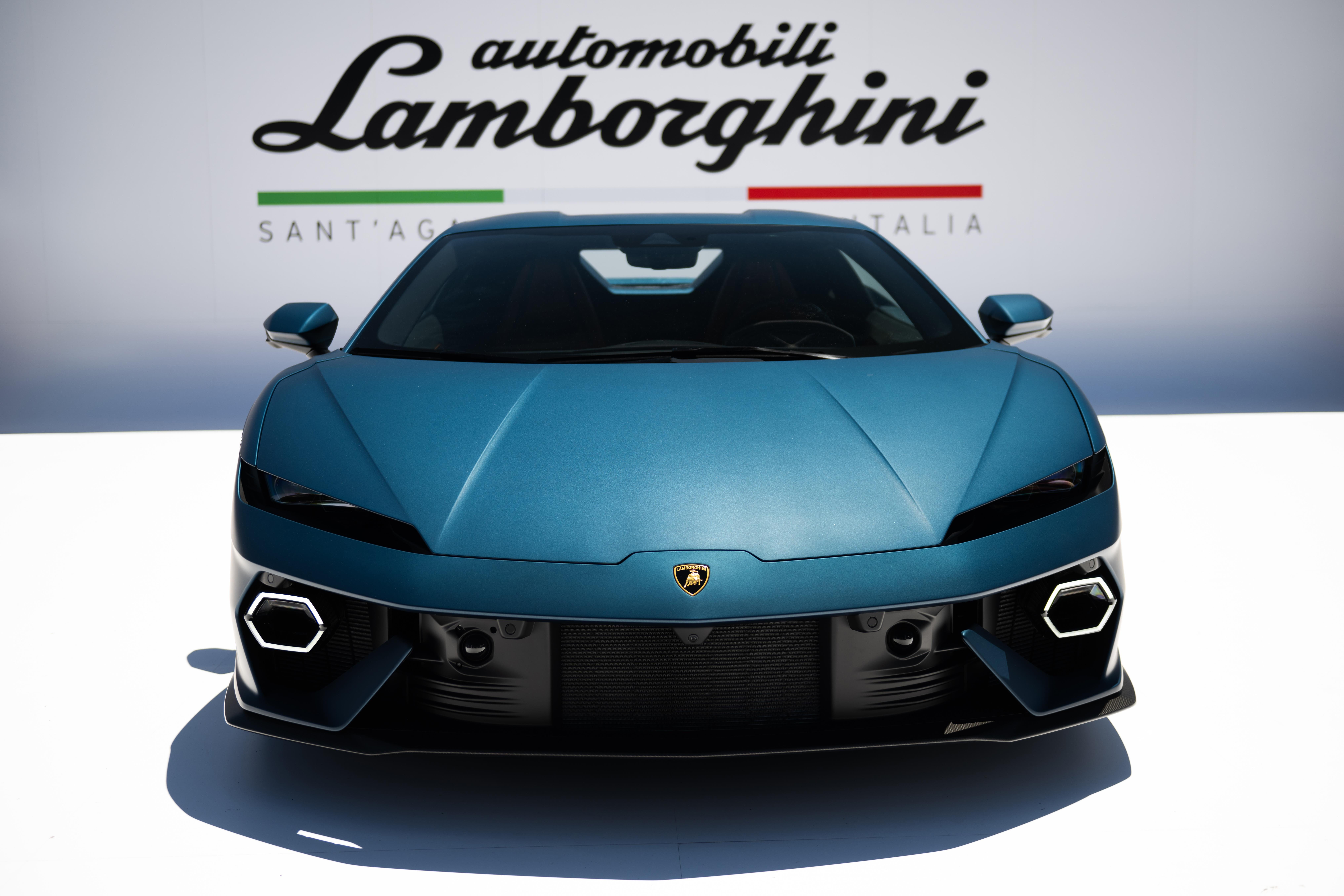 ランボルギーニ、新型ハイブリッドスーパーカー「テメラリオ」を発表