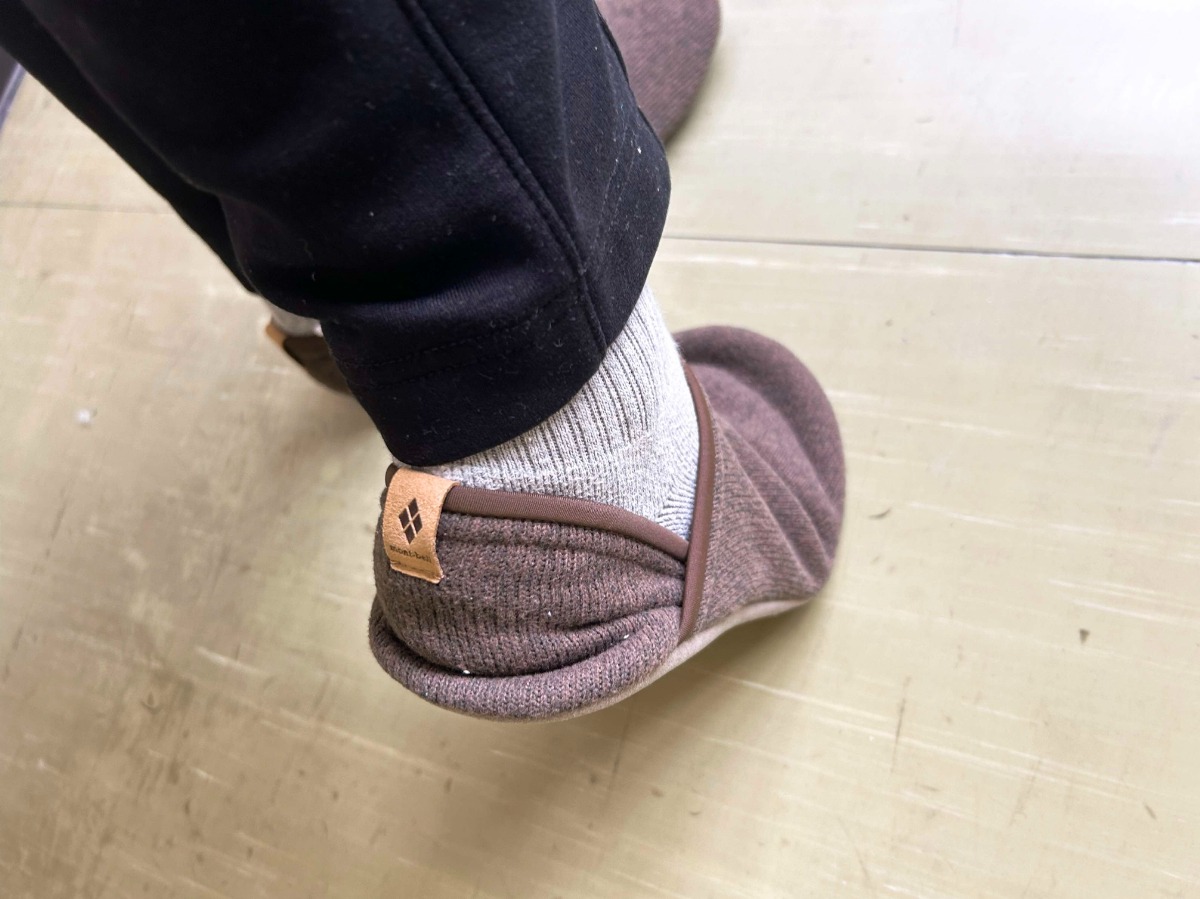 モンベルの裏起毛スリッパ」が想像以上の履き心地。軽量・コンパクトで