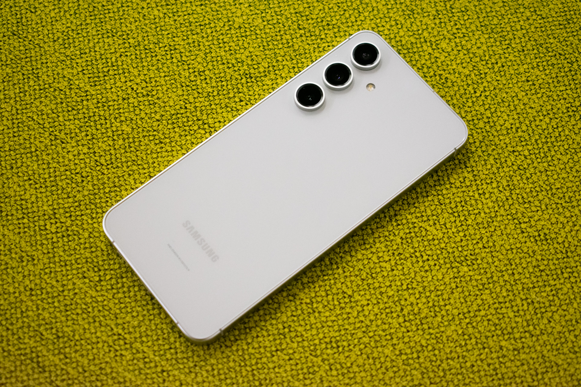 サムスンの新スマホ「Galaxy S24 FE」実機レビュー：6.7インチの大画面