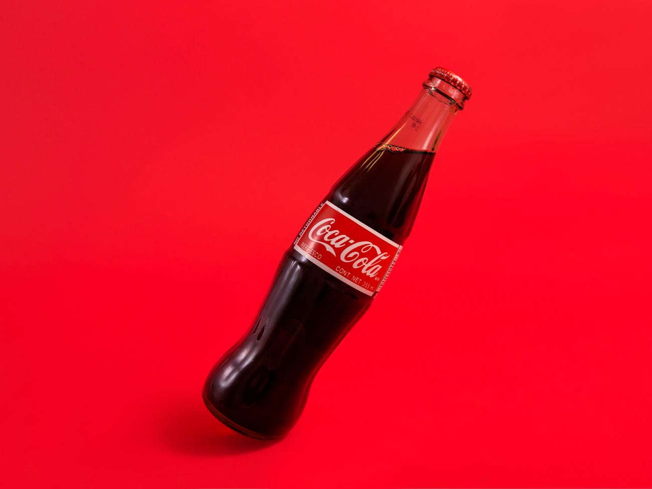コカ・コーラ、海洋プラスチックごみをリサイクルした世界初のペット 