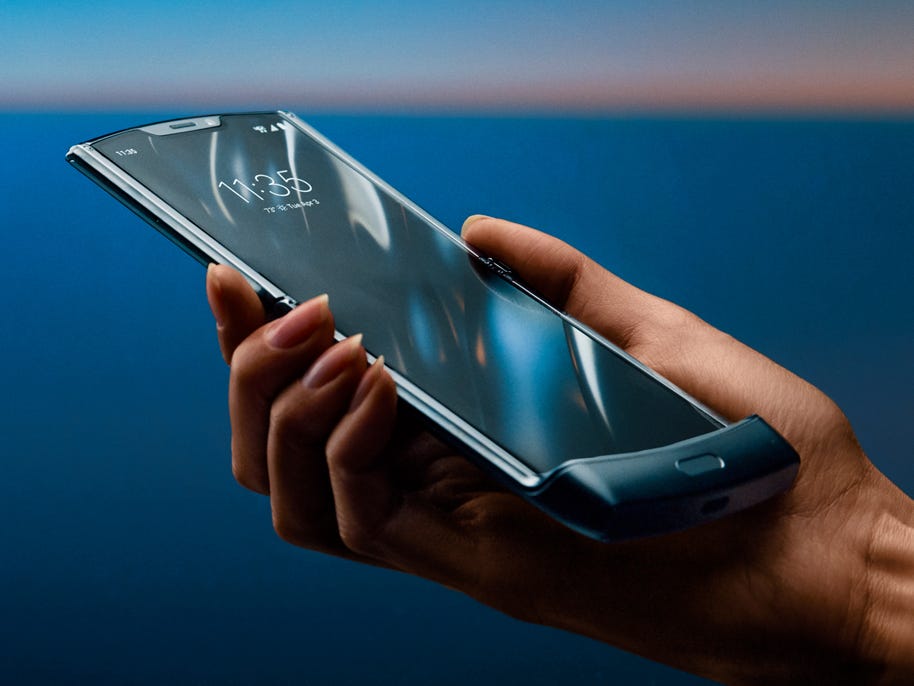 米モトローラが「Razr」を発表…折りたたみ液晶搭載スマホの光明となる