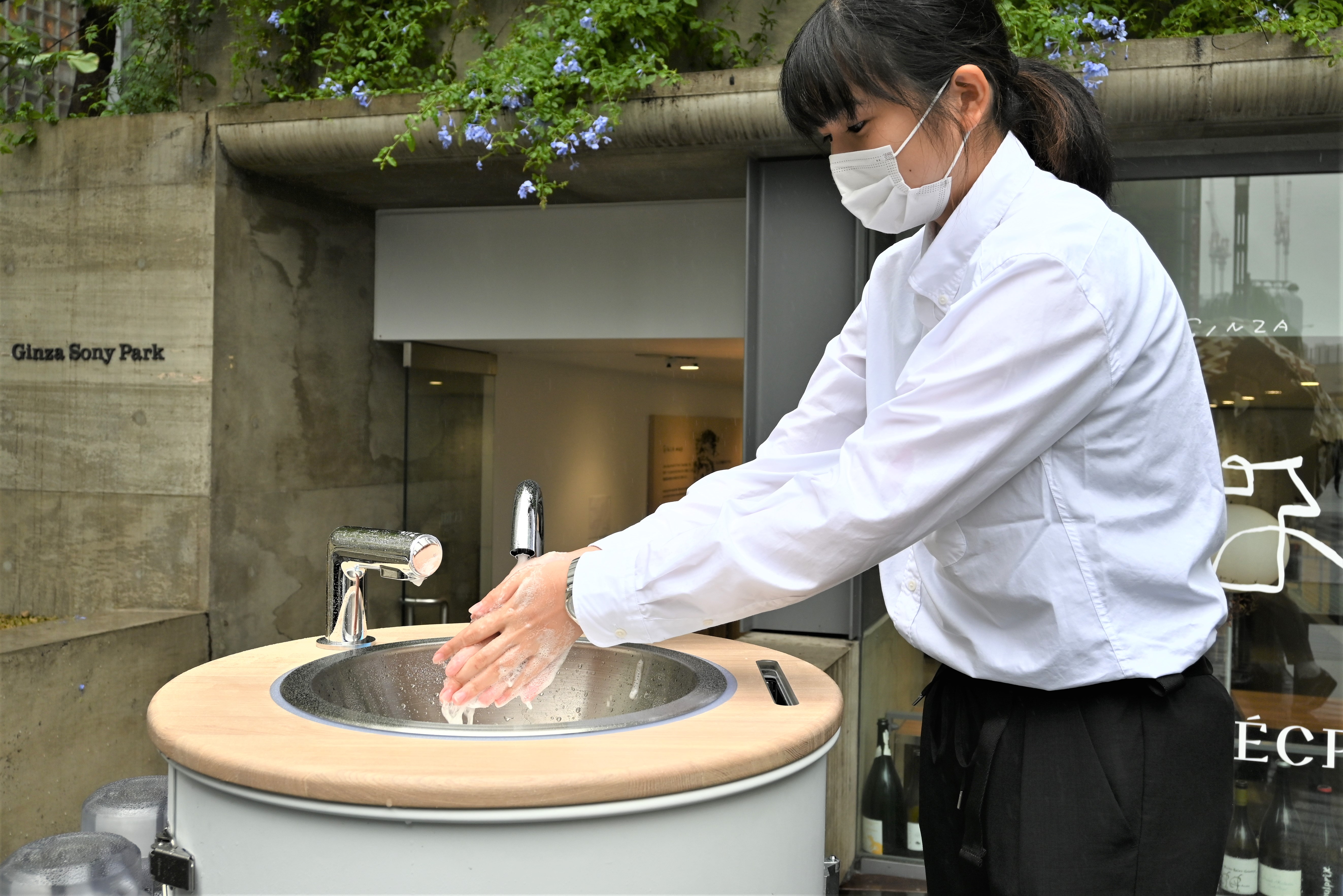 銀座に突如出現した「超節水」手洗いマシーン。開発した東大発