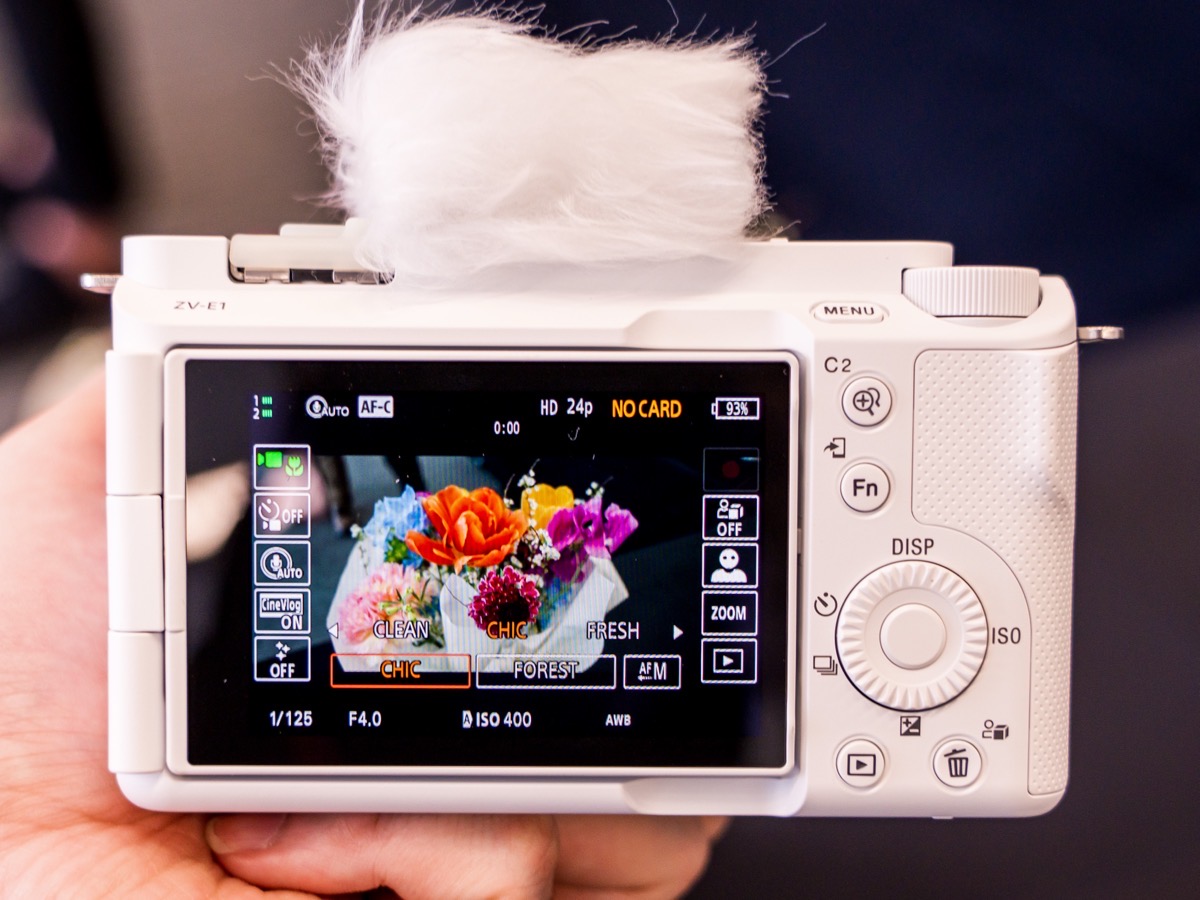 ソニー初のフルサイズ「VLOGCAM ZV-E1」発表、本体33万円の中級者向け