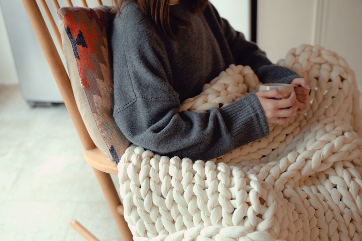 まるでしめ縄。7キロの重さのブランケットでストレスが和らぐ…らしい