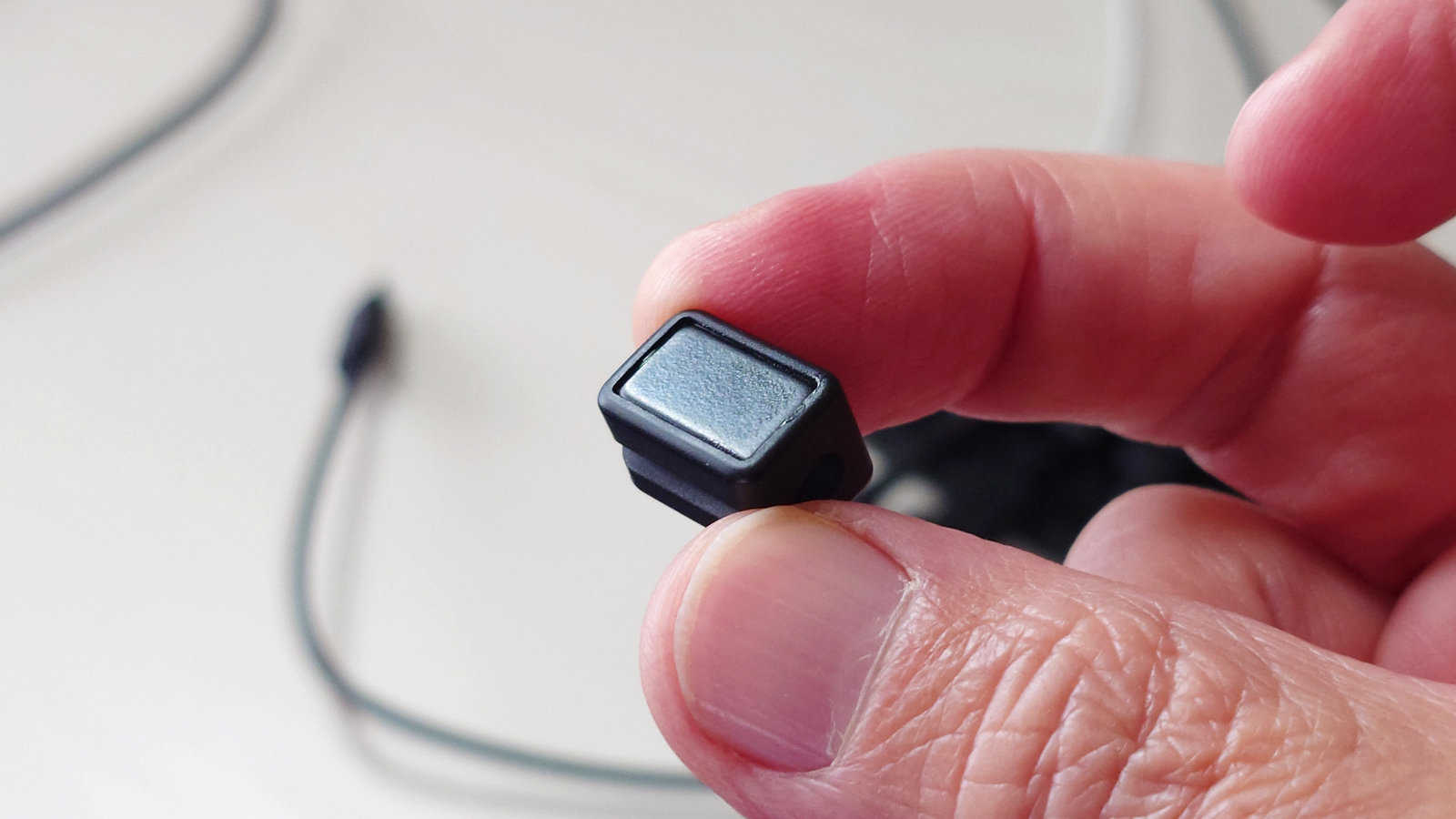 ピタっと吸い付くのが気持ちいい！大人気Ankerのケーブルホルダーがあればデスクが自然と片付いた | Business Insider Japan