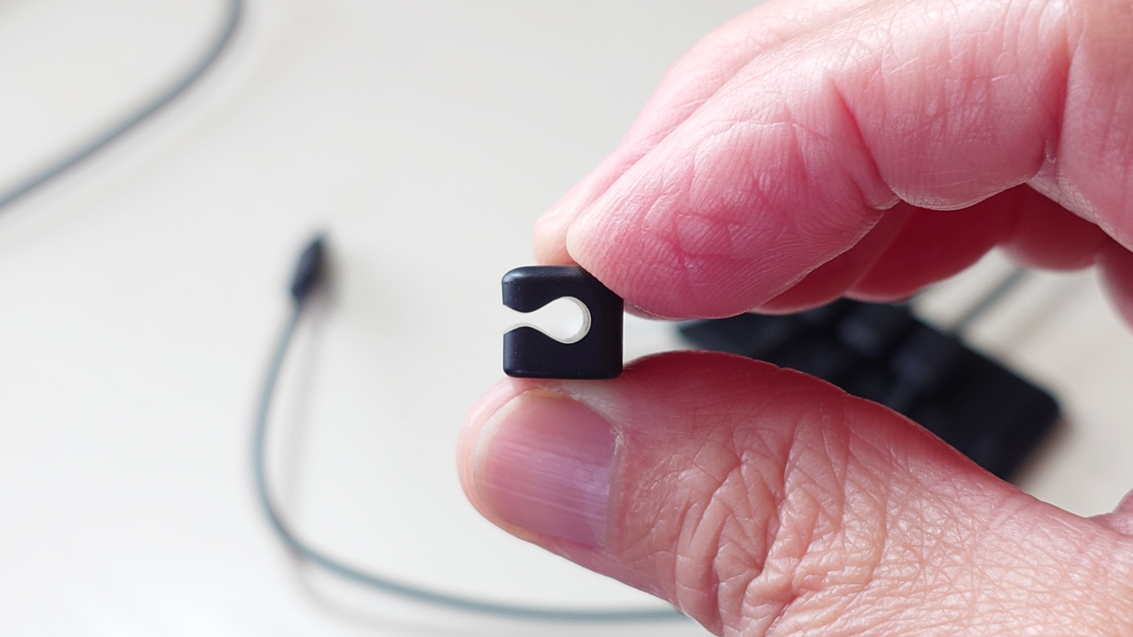 ピタっと吸い付くのが気持ちいい！大人気Ankerのケーブルホルダーがあればデスクが自然と片付いた | Business Insider Japan