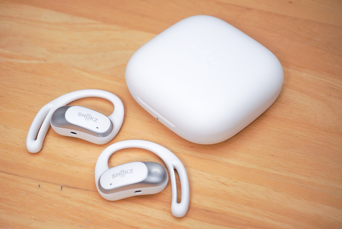 【新品最安値】SHOKZ OPENFIT AIR ホワイト 高まった装着感とリーズナブルな価格。Shokz「OpenFit Air」は“ながら