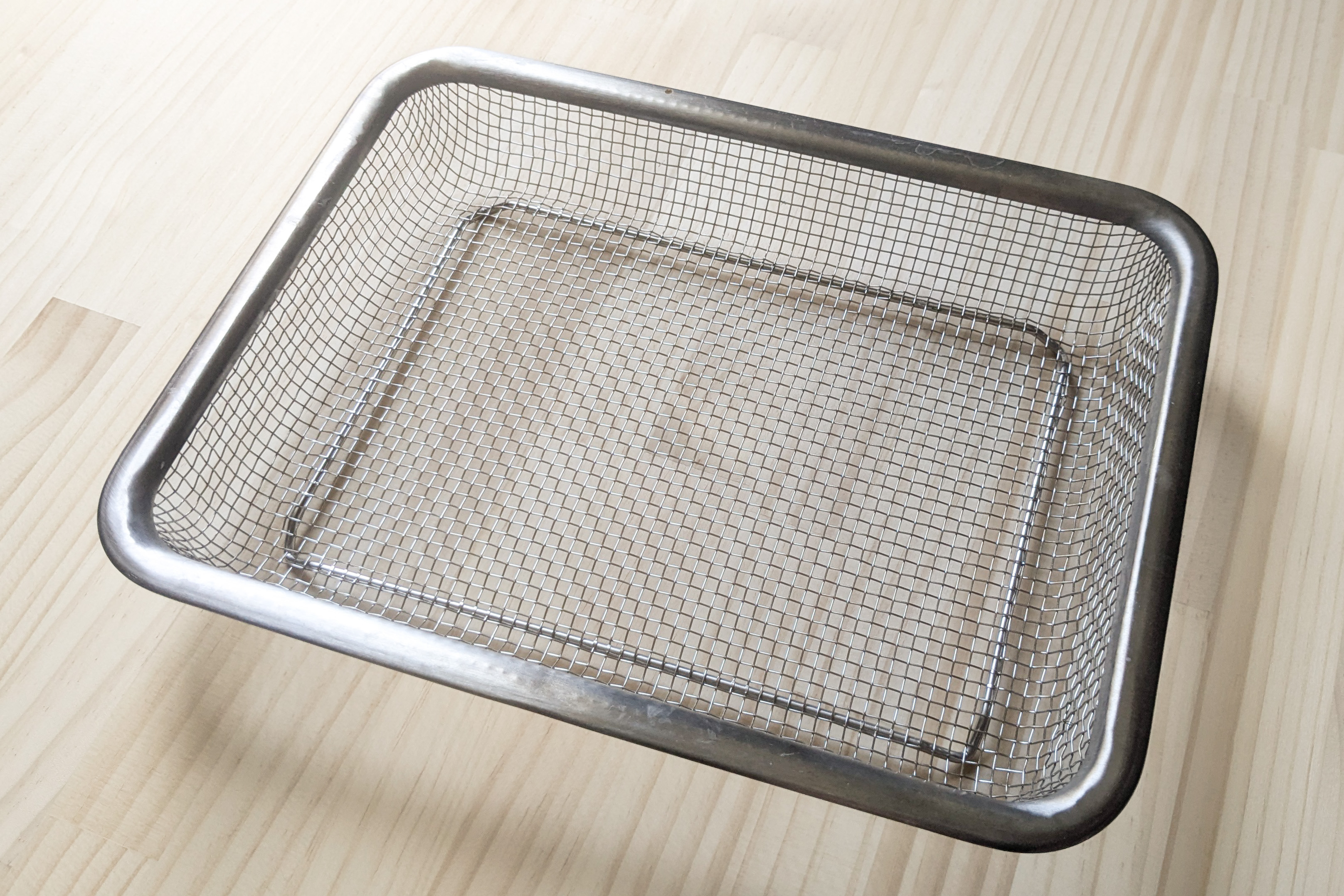 ザルの正解は「無印良品の四角形のコレ」だった。キッチン周りの収納を